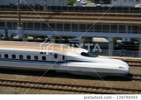 JR西日本的N700S新幹線列車在架空軌道上高速行駛。 139740493