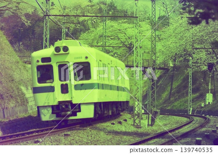 1976 年 4 月 5 日,小田急電鐵 2600 系列(車號 2865)駛過現已廢棄的美麗櫻花隧道-玉川學園。 1976 年 4 月 5 日,小田急電鐵 2600 系列(車號 2865)駛過現已廢棄的美麗櫻花隧道-玉川學園。 139740535