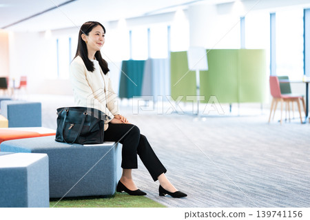 我即將與一位女士進行商務會談。 我即將與一位女士進行商務會談。 139741156