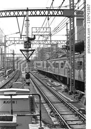 A signal post on the Yamanote Line immediately after the signal lights were removed and replaced with on-board signals, at Kanda Station (outbound loop), March 2, 1982. A signal post on the Yamanote Line immediately after the signal lights were removed and replaced with on-board signals, at Kanda Station (outbound loop), March 2, 1982. 139741867