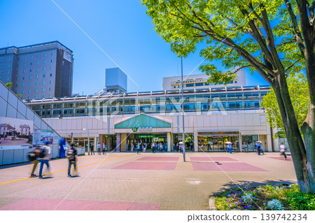 日本橫濱，城市景觀，5月18日。夏日的一天…櫻木町車站和列車在綠意盎然的環境中熠熠生輝。 Pio City 屋頂上的白色招牌… 139742234
