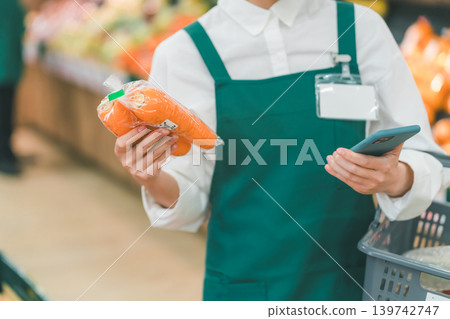 supermarket, salesperson, shop assistant 139742747