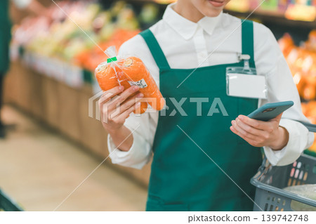 supermarket, salesperson, shop assistant 139742748