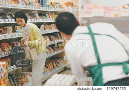 店員 售貨員 購物 139742765