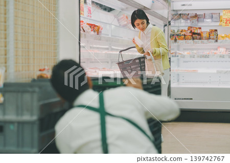 店員 售貨員 購物 139742767