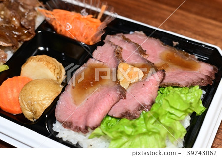 A juicy roast beef bento box with a special sauce! A juicy roast beef bento box with a special sauce! 139743062