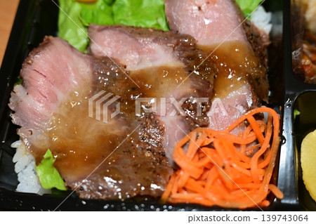 A juicy roast beef bento box with a special sauce! 139743064