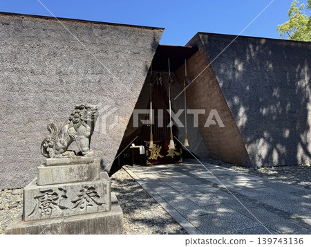 Fukuoka's Torikai Hachimangu Shrine features a new worship hall with a striking thatched roof and towering stone pillars. Fukuoka's Torikai Hachimangu Shrine features a new worship hall with a striking thatched roof and towering stone pillars. 139743136