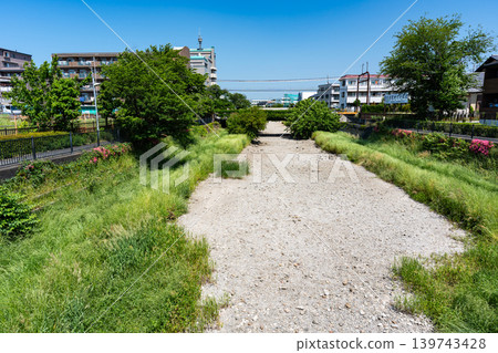 The parched Nogawa River; a view of the Keio Line bridge from Kurumabashi Bridge; Kikunodai, Chofu City, Tokyo The parched Nogawa River; a view of the Keio Line bridge from Kurumabashi Bridge; Kikunodai, Chofu City, Tokyo 139743428