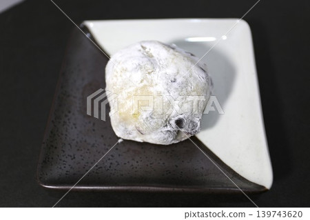 豆大福盛放在現代黑白盤裡 豆大福盛放在現代黑白盤裡 139743620