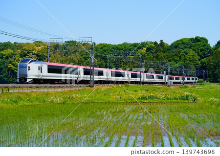 初夏的鄉村景色和成田特快機場列車。 初夏的鄉村景色和成田特快機場列車。 139743698