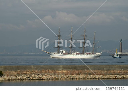 The sailing ship "Nippon Maru" departs from Osaka Port. 139744131