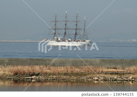 The sailing ship "Nippon Maru" departs from Osaka Port. 139744135