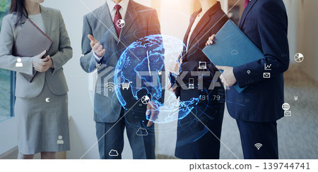 一群商業專業人士進行交流並建立全球網路的概念。 一群商業專業人士進行交流並建立全球網路的概念。 139744741