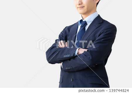 一位雙臂交叉的商人。 139744824