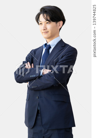 一位雙臂交叉的商人。 一位雙臂交叉的商人。 139744825