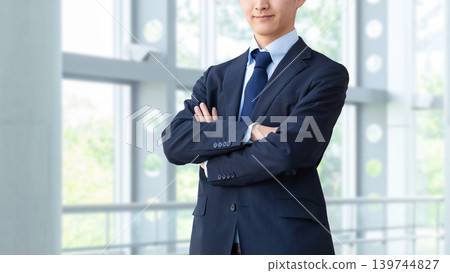 一位雙臂交叉的商人。 一位雙臂交叉的商人。 139744827