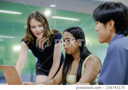 大學教室裡,年輕男女正在進行討論。 大學教室裡,年輕男女正在進行討論。 139745175