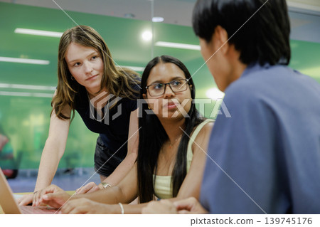 大學教室裡,年輕男女正在進行討論。 大學教室裡,年輕男女正在進行討論。 139745176