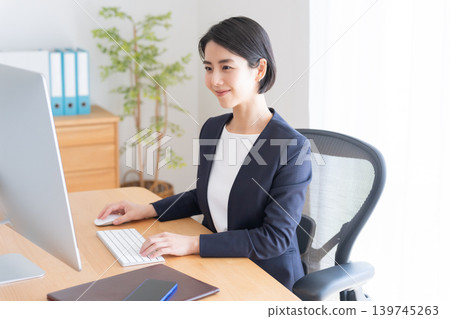 使用桌上型電腦的職業女性 使用桌上型電腦的職業女性 139745263