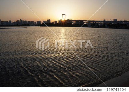 夕陽西下,彩虹橋熠熠生輝,東京灣的金色海面波光粼粼。 夕陽西下,彩虹橋熠熠生輝,東京灣的金色海面波光粼粼。 139745304