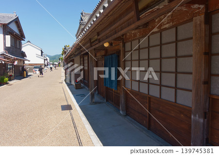 在德島縣美間市脅町的「宇達津街景」中,矗立著傳統的木造建築和歷史悠久的街景。 在德島縣美間市脅町的「宇達津街景」中,矗立著傳統的木造建築和歷史悠久的街景。 139745381