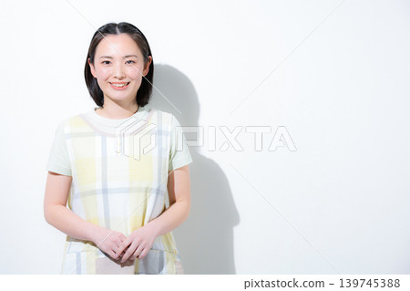 A white background with smiling, camera-facing images of working women such as childcare workers, caregivers, and mothers – an image for job hunting and recruitment. 139745388