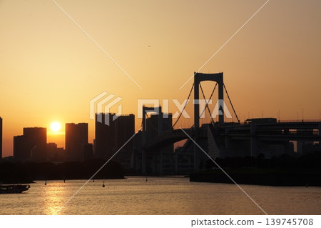 夕陽西下,彩虹橋沐浴在金色的餘暉中,陽光大道為東京灣染上了美麗的色彩。 夕陽西下,彩虹橋沐浴在金色的餘暉中,陽光大道為東京灣染上了美麗的色彩。 139745708