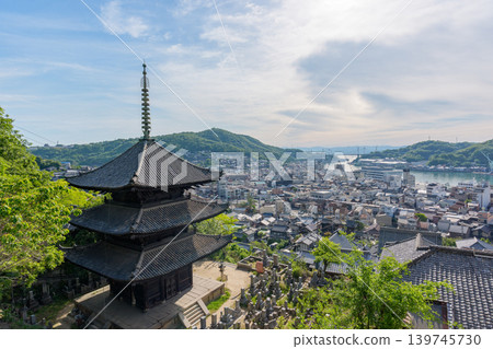 天寧寺的三層寶塔、廣島縣尾道市的街景以及瀨戶內海。 天寧寺的三層寶塔、廣島縣尾道市的街景以及瀨戶內海。 139745730