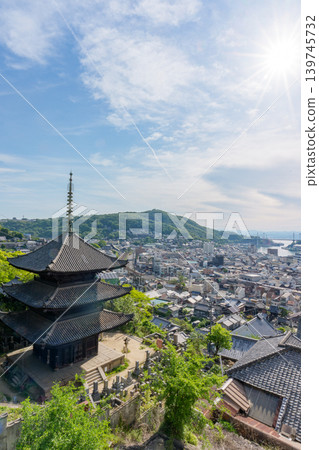 天寧寺的三層寶塔、廣島縣尾道市的街景以及瀨戶內海。 天寧寺的三層寶塔、廣島縣尾道市的街景以及瀨戶內海。 139745732