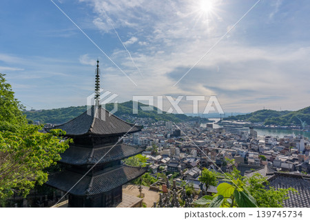 天寧寺的三層寶塔、廣島縣尾道市的街景以及瀨戶內海。 139745734
