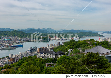 從千光寺公園可以俯瞰尾道海峽和瀨戶內海的全景。 從千光寺公園可以俯瞰尾道海峽和瀨戶內海的全景。 139745806
