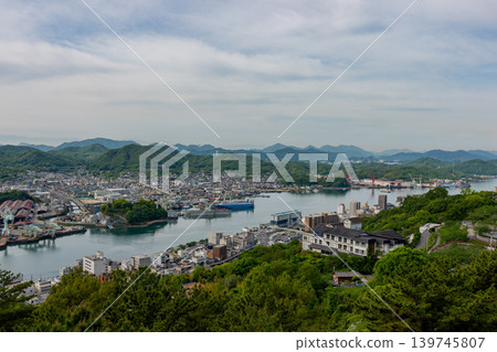 從千光寺公園可以俯瞰尾道海峽和瀨戶內海的全景。 從千光寺公園可以俯瞰尾道海峽和瀨戶內海的全景。 139745807