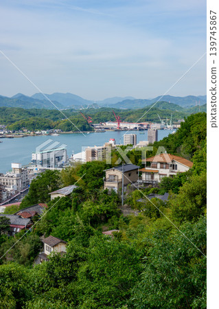 從廣島縣尾道市的千光寺公園可以看到鼓岩和尾道水道。 從廣島縣尾道市的千光寺公園可以看到鼓岩和尾道水道。 139745867