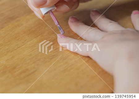 一位女士左手小指上塗著凝膠指甲油。 139745954