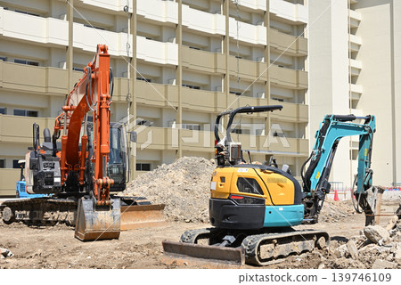 公寓大樓建築工地,重型機械正在作業 7 公寓大樓建築工地,重型機械正在作業 7 139746109