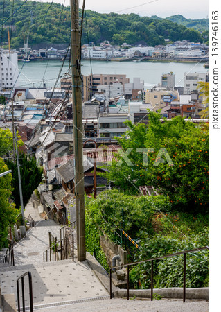 在建於山丘上的尾道市,至今仍保留著復古的街景和石階景觀。 在建於山丘上的尾道市,至今仍保留著復古的街景和石階景觀。 139746163