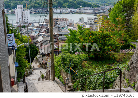在建於山丘上的尾道市,至今仍保留著復古的街景和石階景觀。 在建於山丘上的尾道市,至今仍保留著復古的街景和石階景觀。 139746165