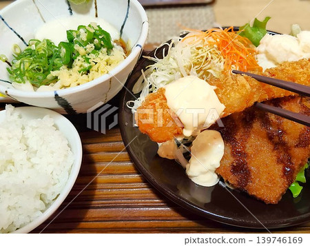 Set meal of fried shrimp and pork cutlet, with mini udon noodles. 139746169