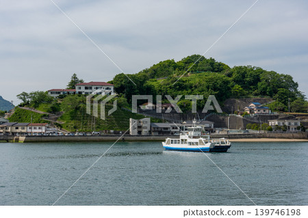 從尾道眺望向井島和渡輪：島波海道的寧靜景色。 139746198