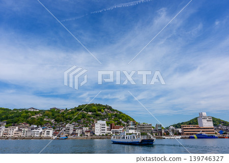 從向井島眺望渡輪和尾道市景,以及瀨戶內海的景色。 從向井島眺望渡輪和尾道市景,以及瀨戶內海的景色。 139746327