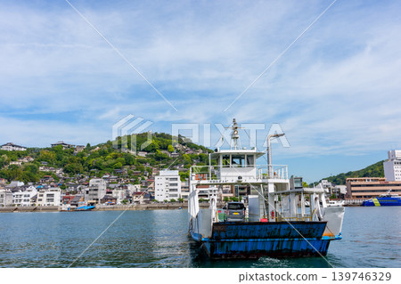 從向井島眺望渡輪和尾道市景,以及瀨戶內海的景色。 從向井島眺望渡輪和尾道市景,以及瀨戶內海的景色。 139746329