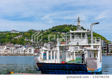 從向井島眺望渡輪和尾道市景,以及瀨戶內海的景色。 從向井島眺望渡輪和尾道市景,以及瀨戶內海的景色。 139746330
