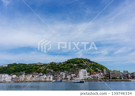 A view of the ferry and the townscape of Onomichi from Mukaijima Island, and the scenery of the Seto Inland Sea. A view of the ferry and the townscape of Onomichi from Mukaijima Island, and the scenery of the Seto Inland Sea. 139746334