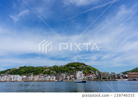 從向井島眺望渡輪和尾道市景,以及瀨戶內海的景色。 從向井島眺望渡輪和尾道市景,以及瀨戶內海的景色。 139746335