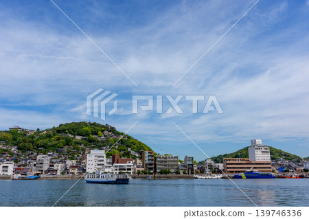 從向井島眺望渡輪和尾道市景,以及瀨戶內海的景色。 從向井島眺望渡輪和尾道市景,以及瀨戶內海的景色。 139746336