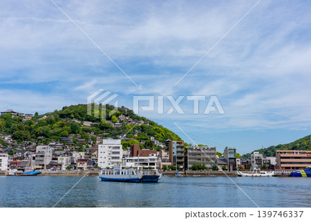 從向井島眺望渡輪和尾道市景,以及瀨戶內海的景色。 從向井島眺望渡輪和尾道市景,以及瀨戶內海的景色。 139746337