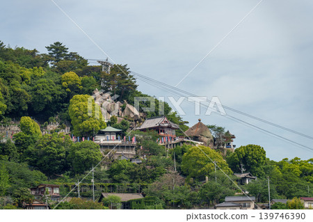 從向井島看到的尾道市景和千光寺山索道。 從向井島看到的尾道市景和千光寺山索道。 139746390
