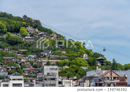 從向井島看到的尾道市景和千光寺山索道。 139746392
