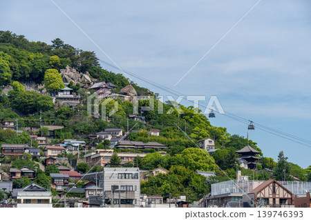 從向井島看到的尾道市景和千光寺山索道。 139746393